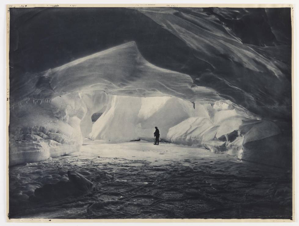 Wyryta przez wodę jaskinia pod lodem niedaleko Commonwealth Bay