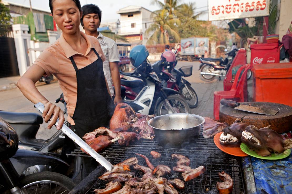 Psie mięso przygotowywane na ulicy w Indonezji