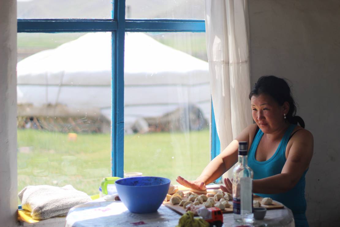 Mongolia. Kobieta prowadząca małą restaurację lepi pierogi