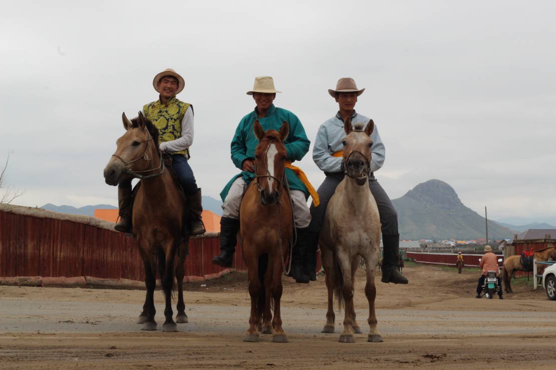 Transport konny to w mongolskich miejscowościach częsty widok