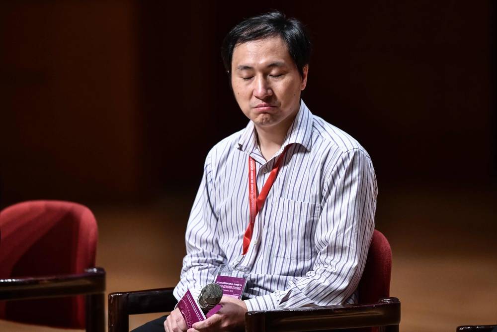 Profesor He Jiankui podczas odpowiadania na pytania o swój eksperyment