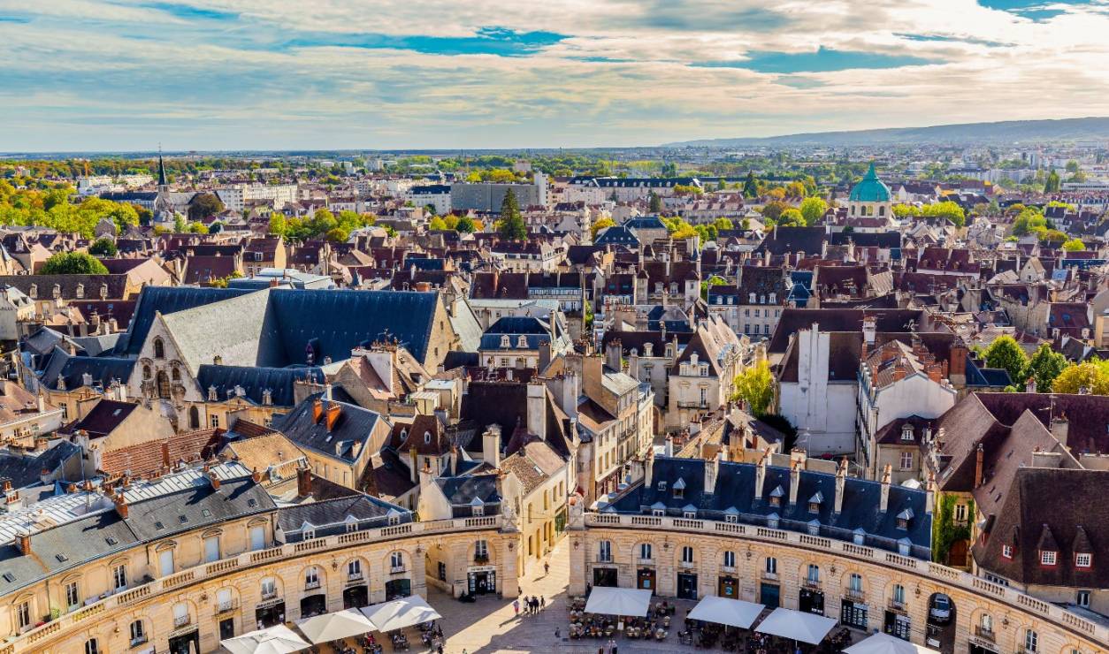 Stołeczne Dijon to Burgundia w pigułce. Dumą miasta jest pikantna musztarda produkowana wyłącznie z brązowej gorczycy. Na zdj.: widok na miasto z wieży Philippe’a le Bona w Pałacu Książąt Burgundii.