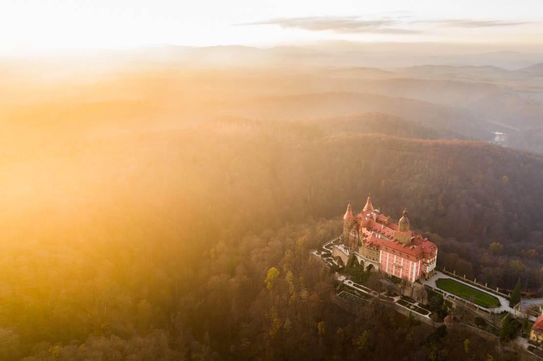 Zdjęcie przedstawia Zamek Książ w jesiennych barwach. Fotografia została wykonana za pomocą drona.