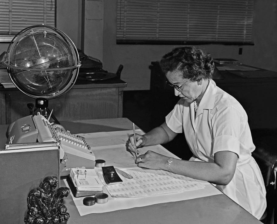 Katherine Johnson przy pracy, rok 1962 (fot. Getty Images)