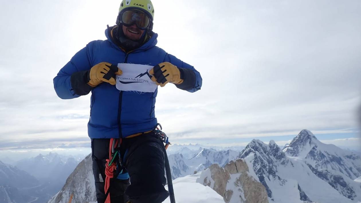 Adam Bielecki na szczycie Gasherbrum II