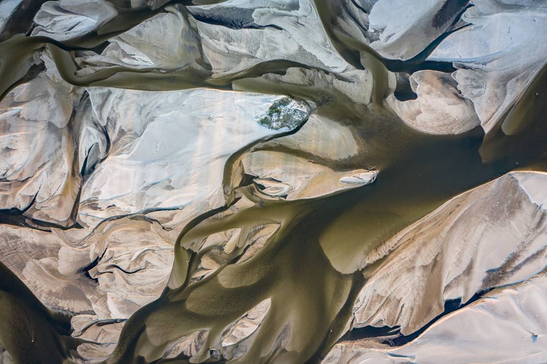 Krytycznie niski stan Wisły. Na zdjęciach z drona jak pustynia, nie rzeka