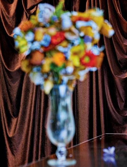 Farby i rekwizyty pomagają Morellowi tworzyć kompozycje kwiatowe, które przywołują słynne obrazy i style artystyczne przefiltrowane przez jego wyobraźnię.