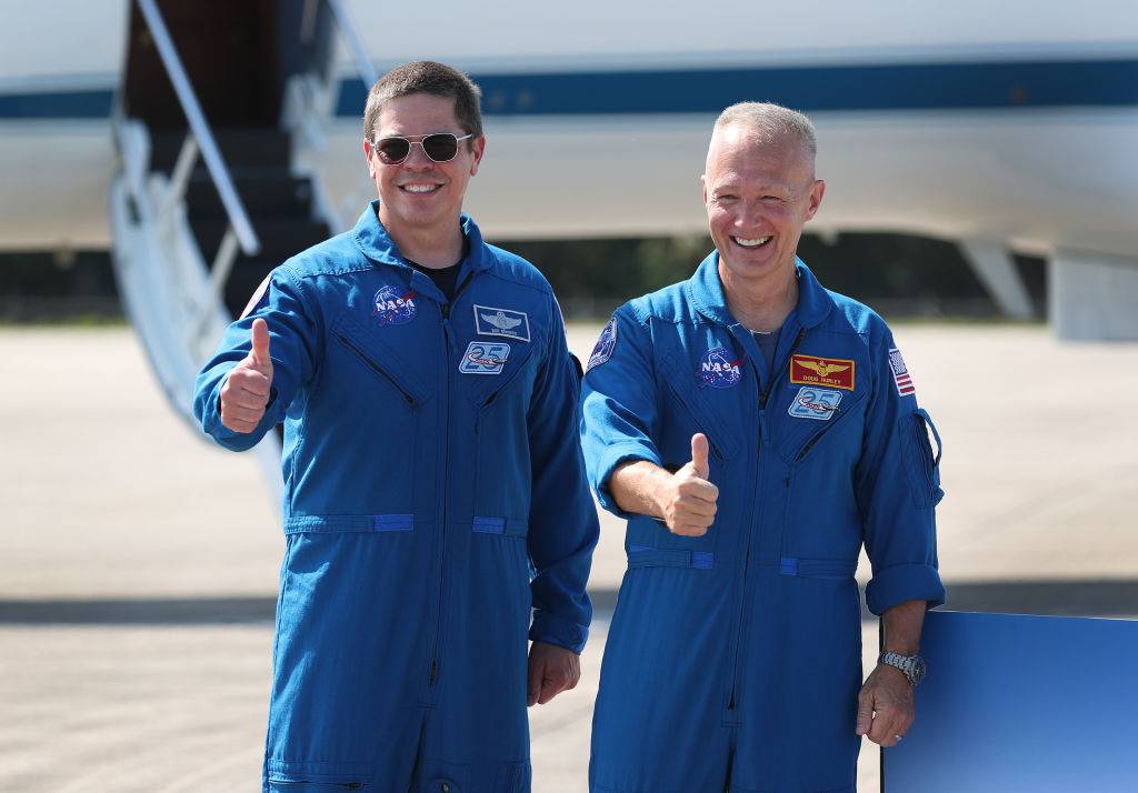 Załoga SpaceX Dragon Crew: Bob Behnken (po lewej) and Doug Hurley (po prawej).  (Photo by Joe Raedle/Getty Images)