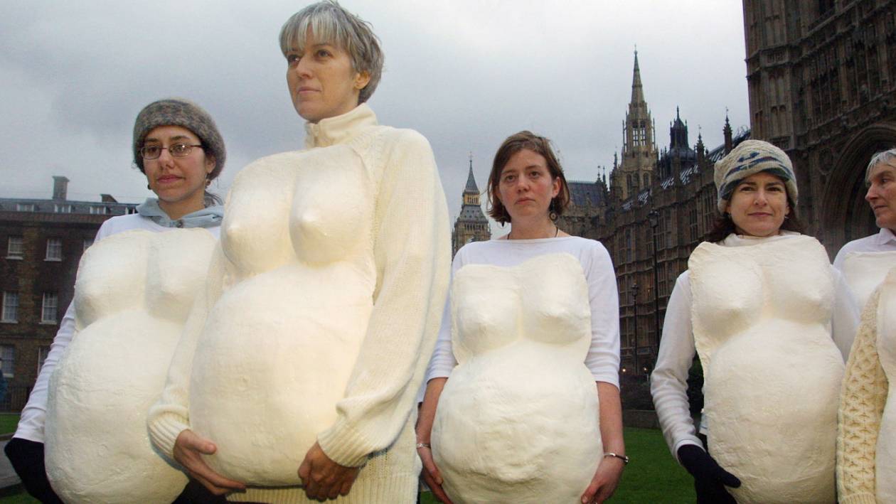 Członkinie Women's Environmental Network (WEN) noszą sztuczne ciążowe brzuchy w czasie tzw. „Belly Protest” przed budynkiem brytyjskiego parlamentu 15 stycznia 2002 r. (fot. Sion Touhig / Getty Images)