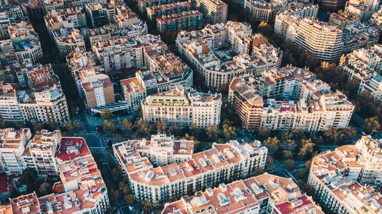 Wewnętrzne dziedzińce między budynkami w Barcelonie stały się miejscem, gdzie w czasie pandemii przeniosło się miejskie życie (fot. Getty Images)