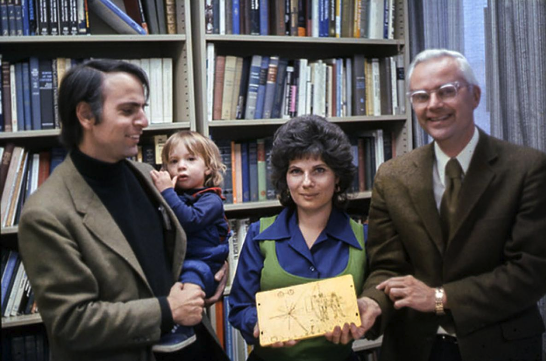 1972 rok: Carl Sagan (po lewej, z synem Nickiem), Linda Salzman Sagan i Frank Drake, którzy zaprojektowali tablicę z mapą (PHOTOGRAPH COURTESY FRANK DRAKE)