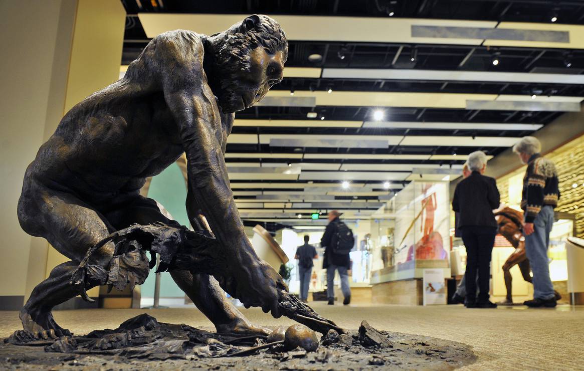 Rzeźba przedstawiająca neandertalczyka (fot. Getty Images)