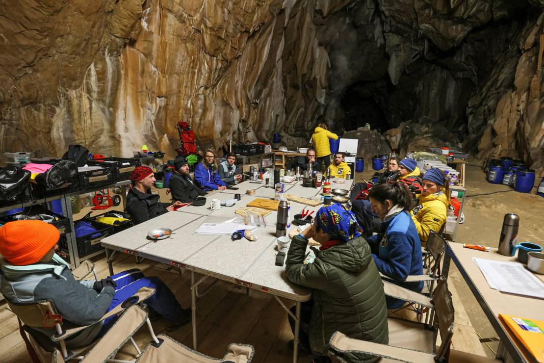 15 osób izolowało się w jaskini 40 dni