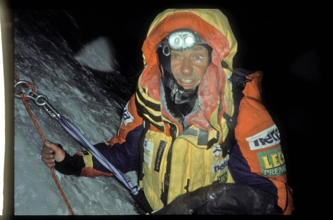 Krzysztof Wielicki na ścianie K2 w 2003 r. (fot. archiwum prywatne)
