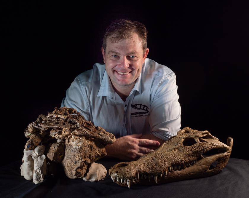 paleontolog wraz z czaszką krokodyla