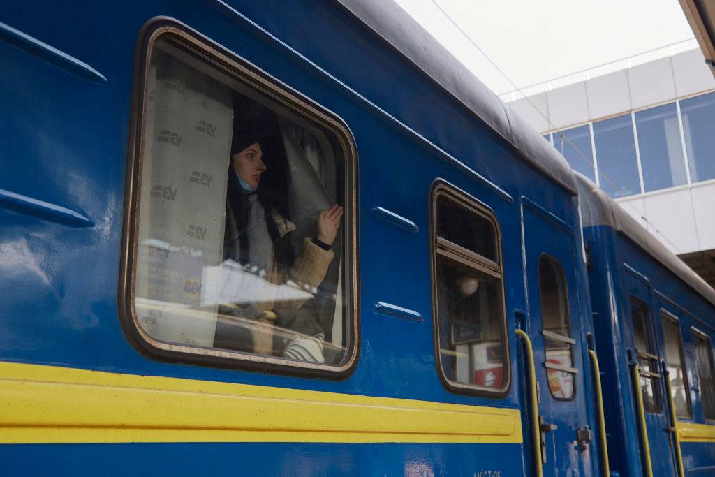 kobieta wygląda przez okno pociągu, który ewakuuje ludzi na Zachód Ukrainy, fot. Pierre Crom/Getty Images