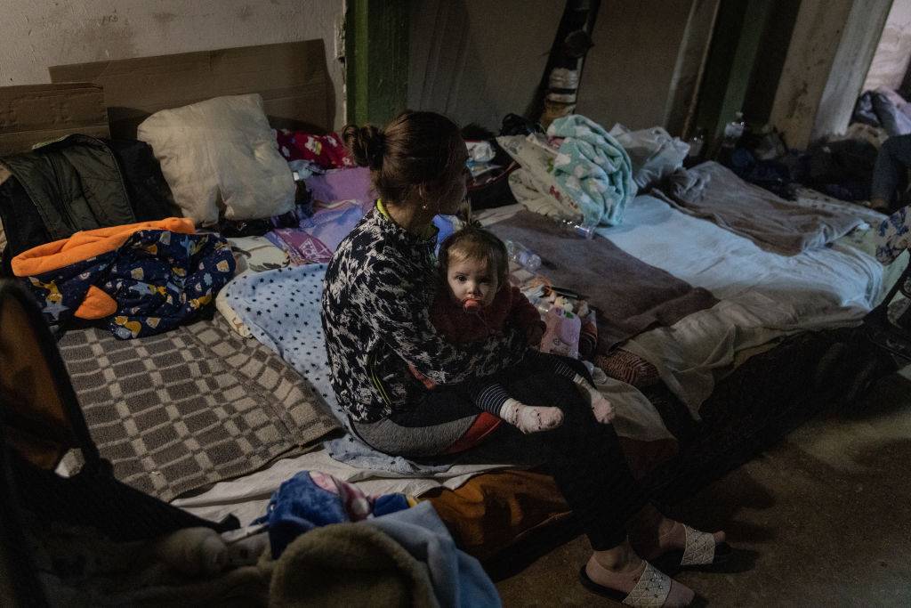 Matka z dzieckiem na oddziale pediatrycznym, który tymczasowo znajduje się w schronie bombowym w Kijowie, fot. Chris McGrath/Getty Images