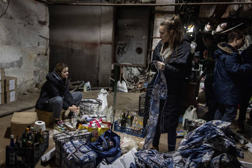 Wolontariusze przygotowują koktajle Mołotowa w schronie bombowym w Kijowie. Drugi dzień inwazji, fot.  Chris McGrath/Getty Images