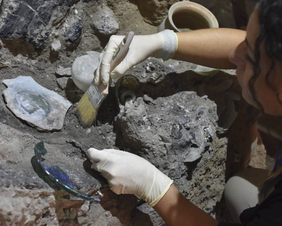 Archeolożka pracuje w odnalezionym domu