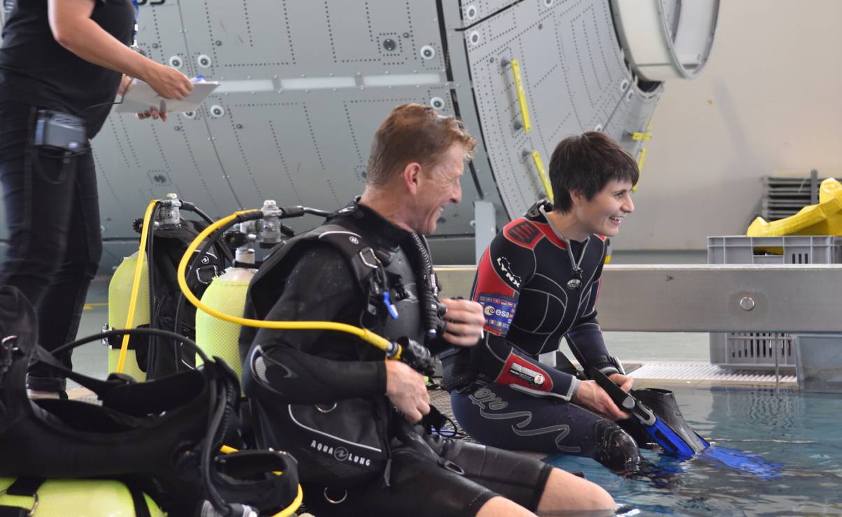 Samantha Cristoforetti w trakcie treningu nurkowego z astronautą Timem Peake'iem.
