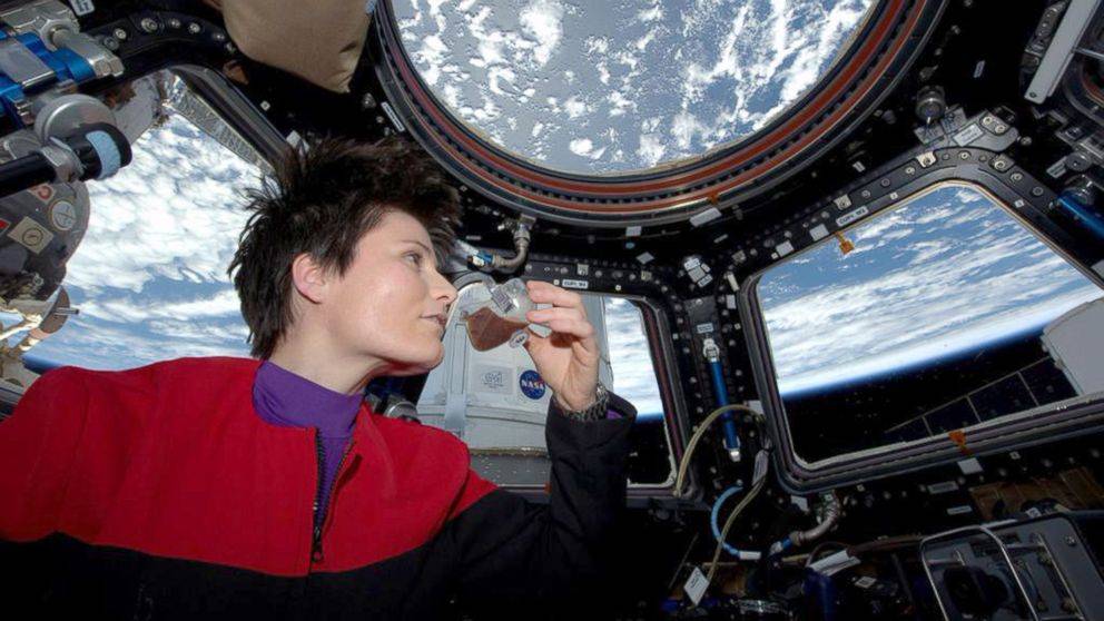 Samantha Cristoforetti wypiła pierwsze espresso w kosmosie, nosząc mundur Gwiezdnej Floty.