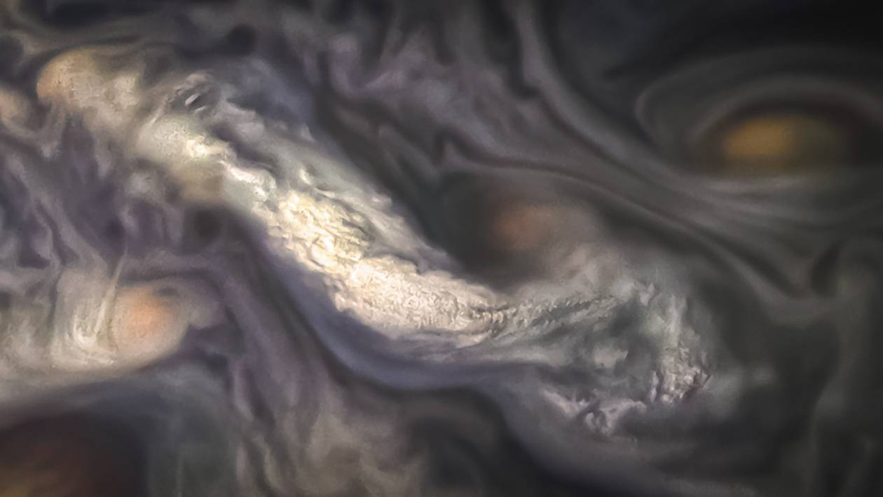 Ogromne chmury w atmosferze Jowisza.