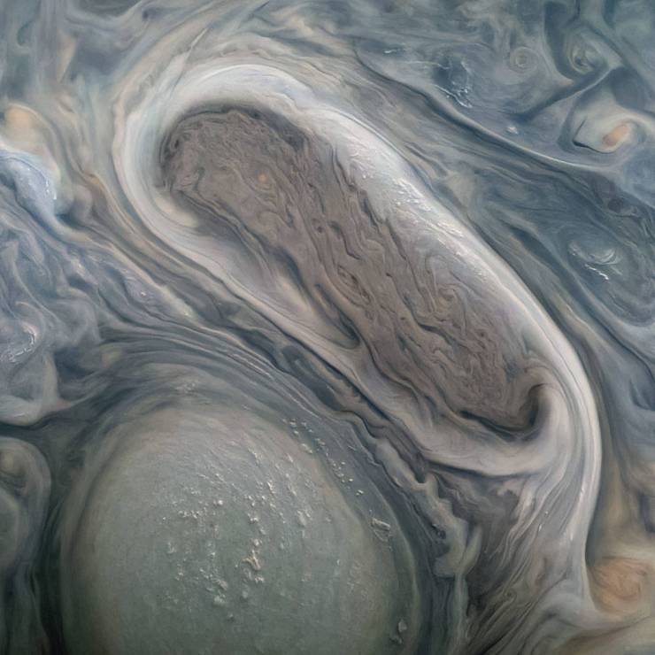 Ogromne, rotujące burze na Jowiszu uchwycone podczas 38. bliskiego przelotu.