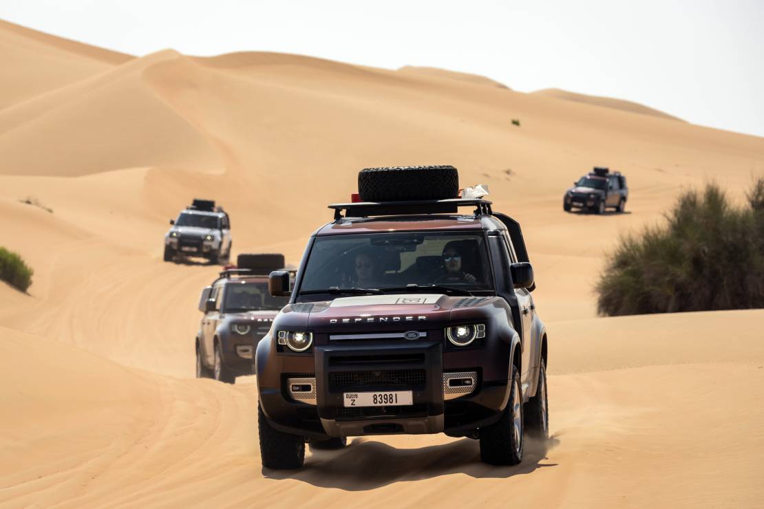Defender na pustyni w Dubaju