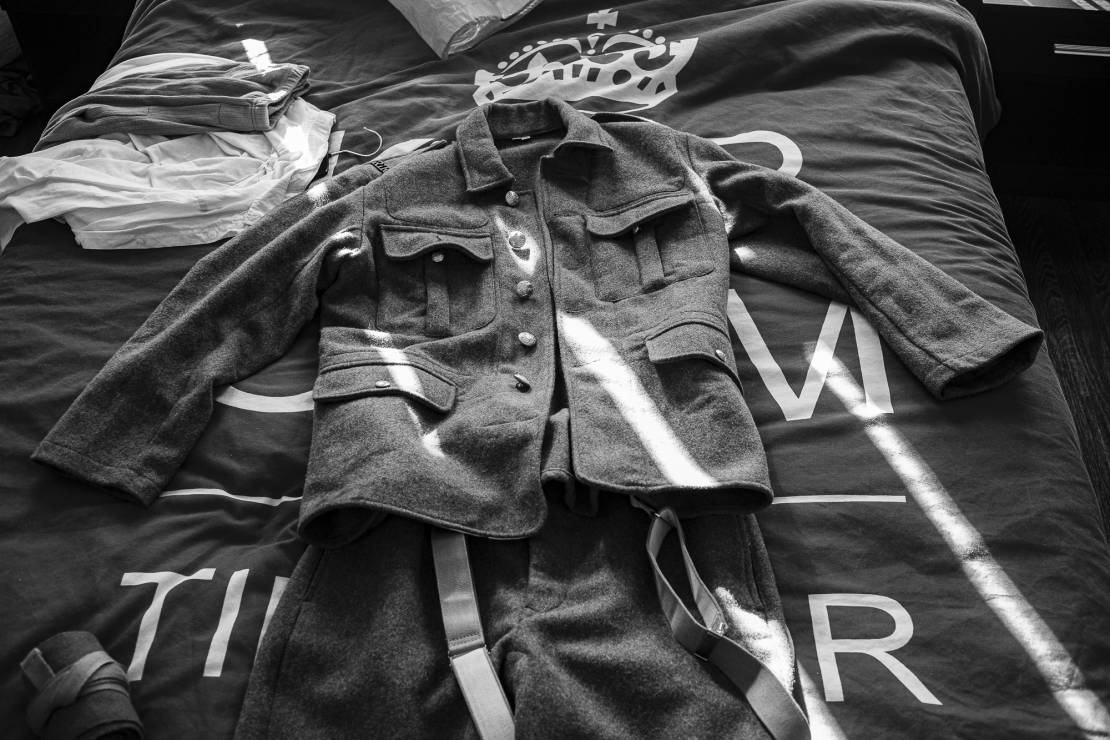 Jeden z setek mundurów zamówionych dla lojalistów na setną rocznicę bitwy nad Sommą w domu aktywnego członka nielegalnej organizacji Ulster Volunteer Force (UVF).