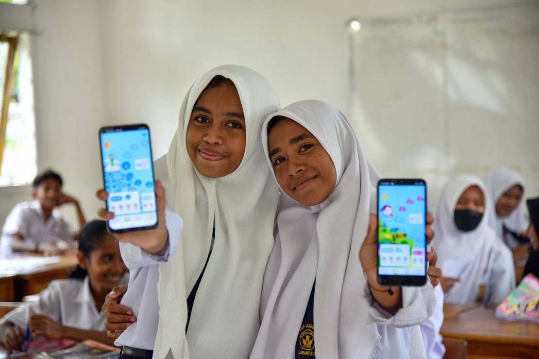 Indonezja. Dziewczynki pokazują aplikację OkyApp, dzięki której mogą dowiedzieć się więcej na temat menstruacji i śledzić swój cykl.
