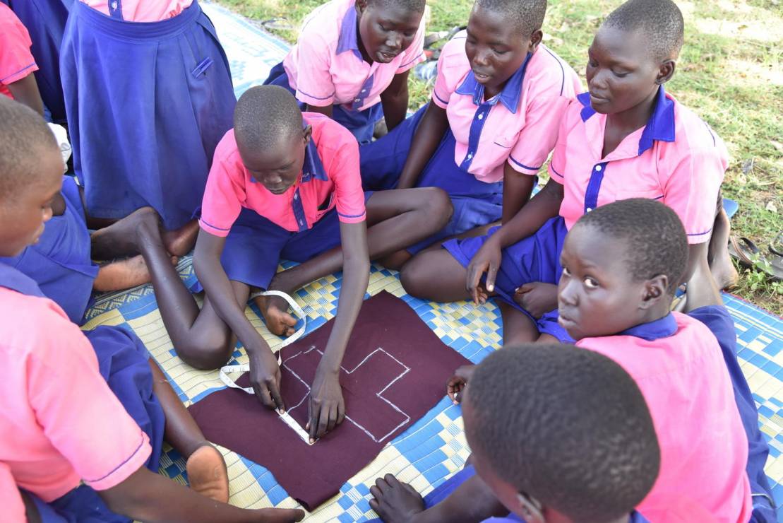 Uganda. Dziewczynki uczą się jak uszyć podpaski