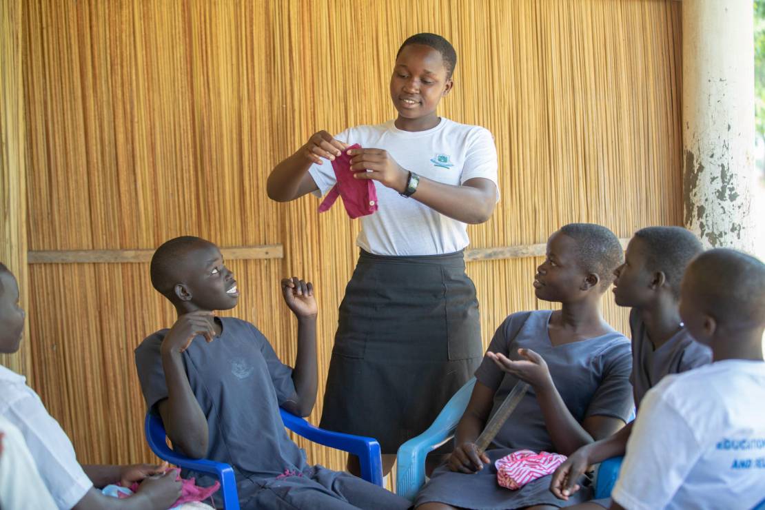 Uganda. Dziewczynki uczą się na temat menstruacji i podpasek podczas spotkań Girls Education Clubs.