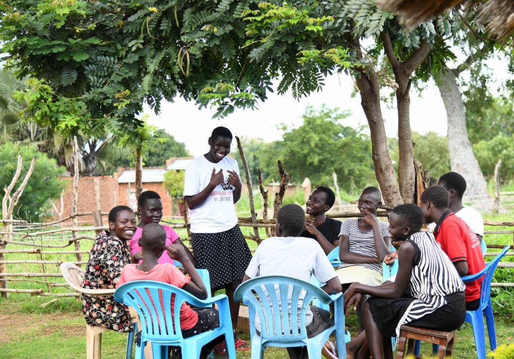 Uganda. UNICEF wraz z Trailblazers Mentoring Foundation przy wsparciu David Beckham Foundation, wspierają zakładanie i rozwój tzw. Girls Education Clubs. Dziewczynki wspólnie uczą się nie tylko na temat menstruacji, lecz także dziecięcych małżeństw, nasto
