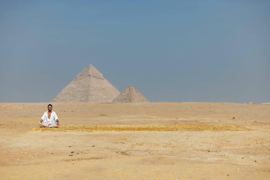 Kolejna piramida stanęła na Płaskowyżu Giza w Egipcie. To jedna z wielu niezwykłych instalacji na pustyni [GALERIA]