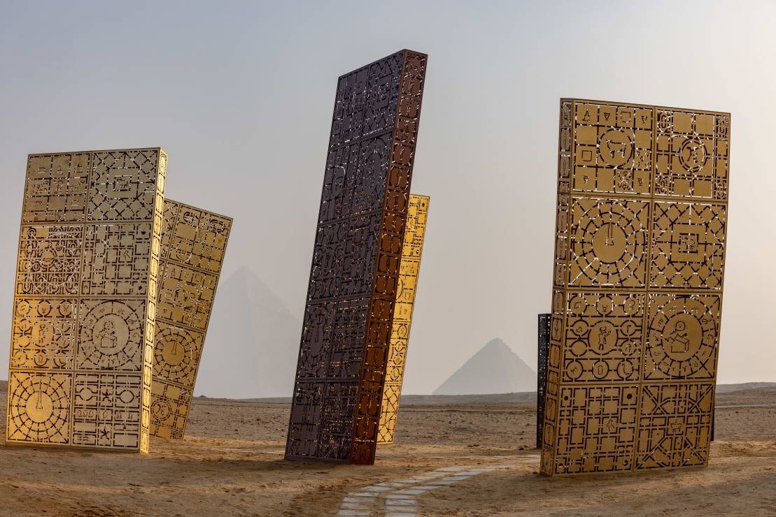 Kolejna piramida stanęła na Płaskowyżu Giza w Egipcie. To jedna z wielu niezwykłych instalacji na pustyni  [GALERIA]