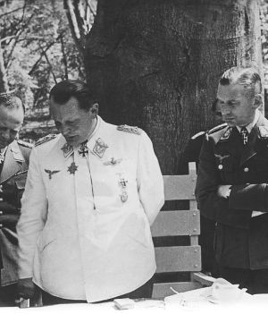 Marszałek Rzeszy Hermann Goering w czasie narady ze swoimi oficerami w kwaterze polowej (fot. Wikimedia Commons, domena publiczna)