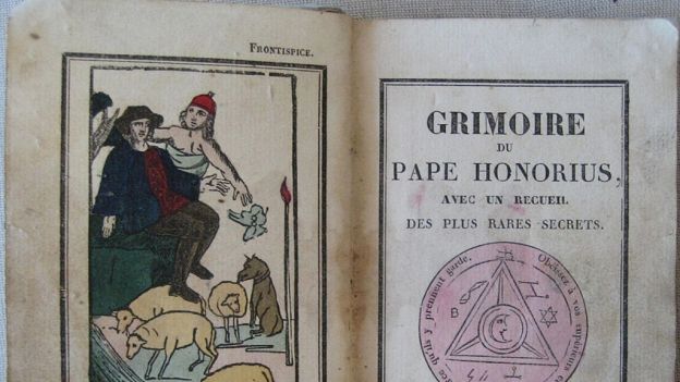 Grymuar, czyli księga magiczna ze średniowiecza. Jakie zaklęcia zawierały te dzieła? (fot. Fine Art Images/Heritage Images/Getty Images)