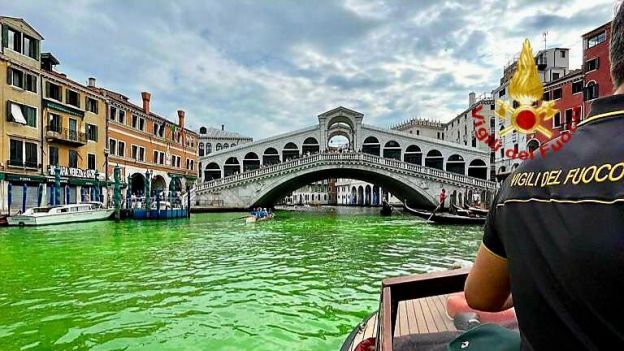 Zielona woda w Wenecji