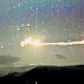 Światła z Hessdalen to niewątpliwie jedno z najbardziej tajemniczych dziwnych zjawisk na niebie (fot. amatorskie zdjęcie świateł/za Wikipedia)