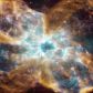 Wypalona gwiazda, zwana białym karłem, to biała kropka w środku (Fot. Kosmiczny Teleskop Hubblea/Photo12 / Universal Images Group via Getty Images)