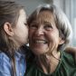 Czy istnienie babć i dziadków zawdzięczamy dwoince rzeżączki? Zaskakująca hipoteza (fot. Getty Images)