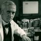 Alexander Fleming odkrył penicylinę. Jednak pierwszy antybiotyk opracowali dwaj inni, mało znani uczeni (fot. Navy Medicine, Wikimedia Commons, public domain)