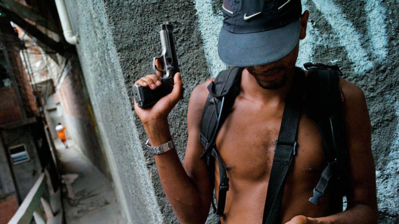 Rio to miasto pełne przepychu, ale także biedy i przemocy dręczących rozsiane na wzgórzach fawele. W związku ze zbliżającymi się igrzyskami w 2016 r. slumsy przechodzą radykalne zmiany.