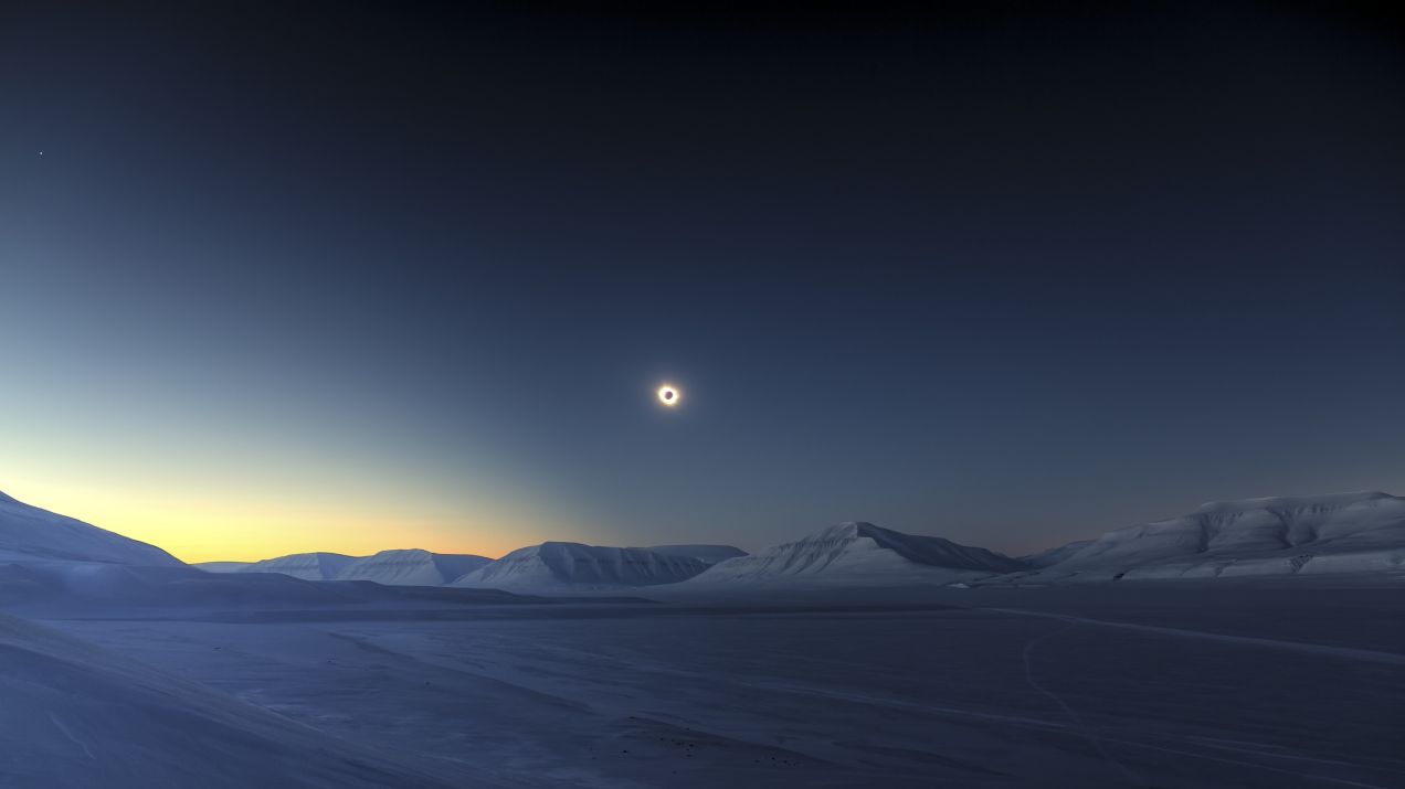 Eclipse Totality over Sassendalen © Luc Jamet