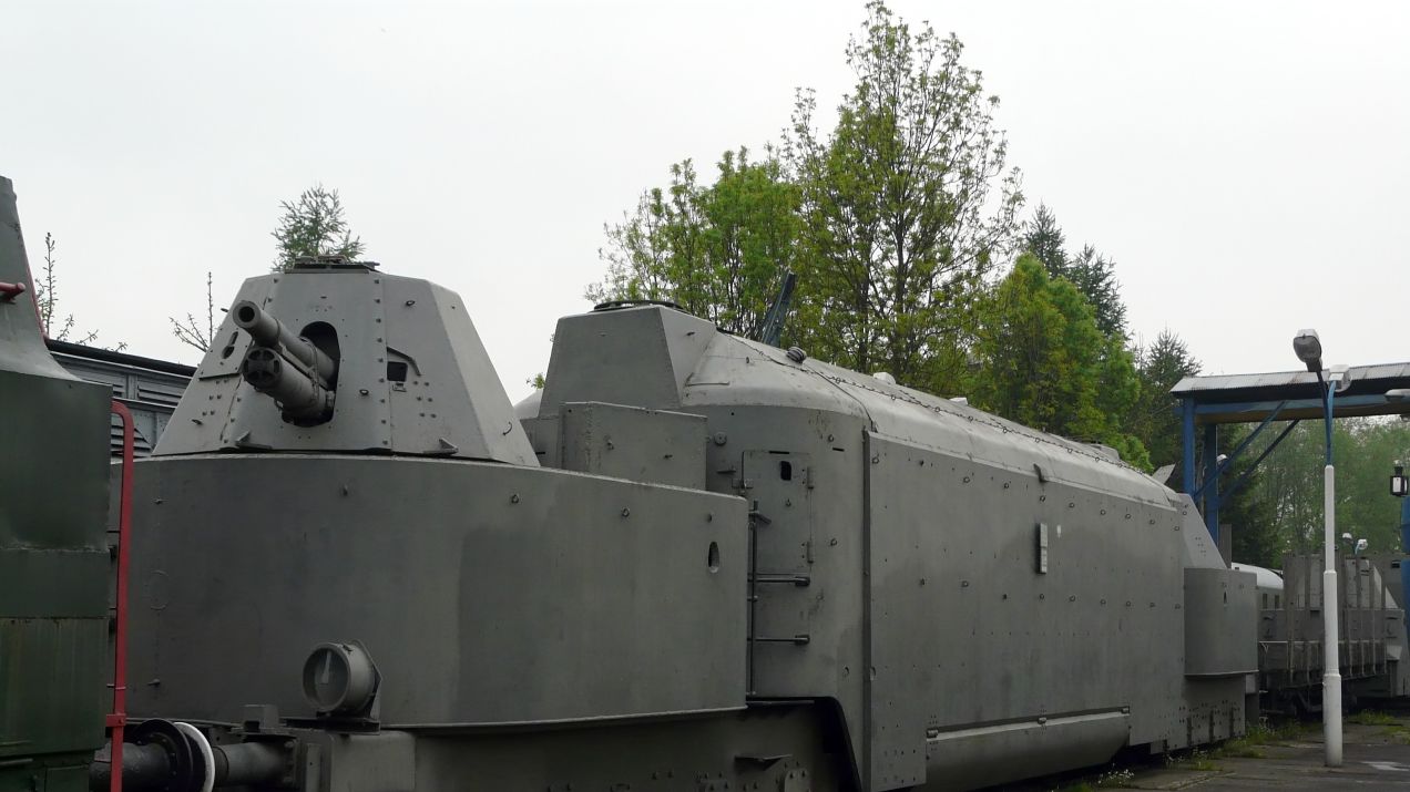 Niemiecki pociąg pancerny Panzertriebwagen 16. Według niektórych relacji podobnie może wyglądać domniemany „złoty pociąg”