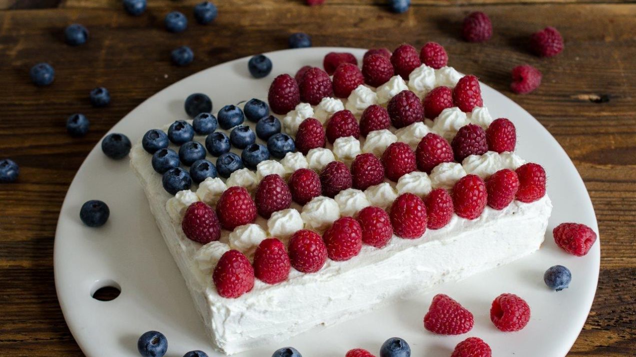 Ciasto „Flaga Amerykańska” ze śliwkami kalifornijskimi