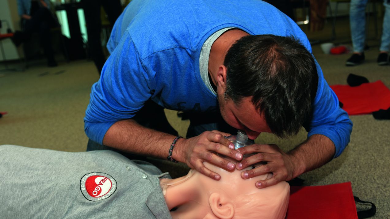 szkolenia z pierwszej pomocy trzeba regularnie powtarzać.