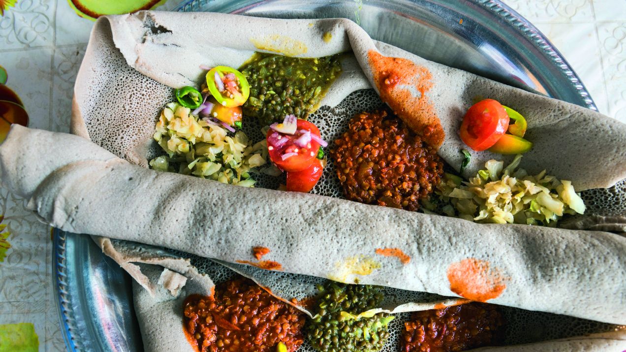 Indżera  – wilgotny placek z mąki miłki abisyńskiej – jest obecna  na każdym etiopskim stole.