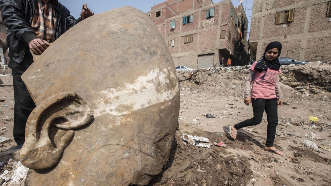 Posąg odnaleziony w slumsach Egiptu