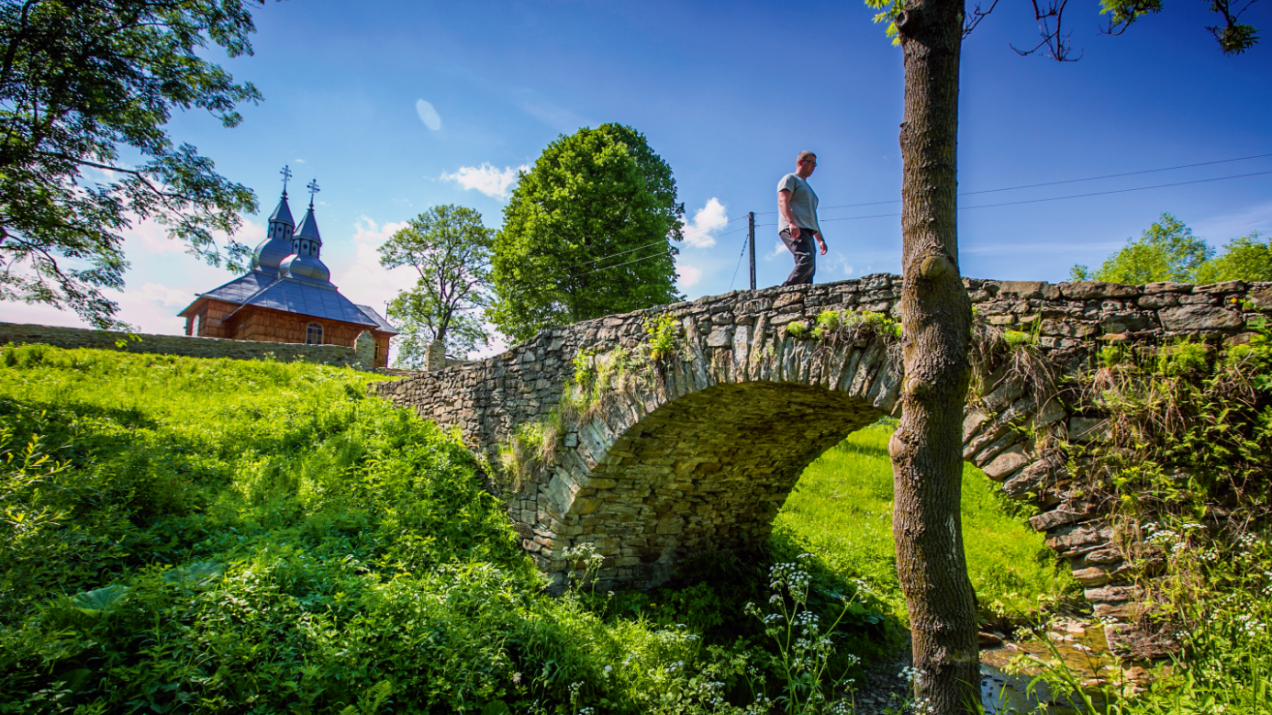 Do zabytkowej cerkwi Przeniesienia Relikwii  św. Mikołaja  w Olchowcu dochodzi się kamiennym mostkiem.